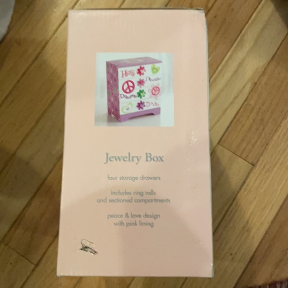 NIB Adorable 4drawer contemporary jewelry chest. - Picture 4 of 15